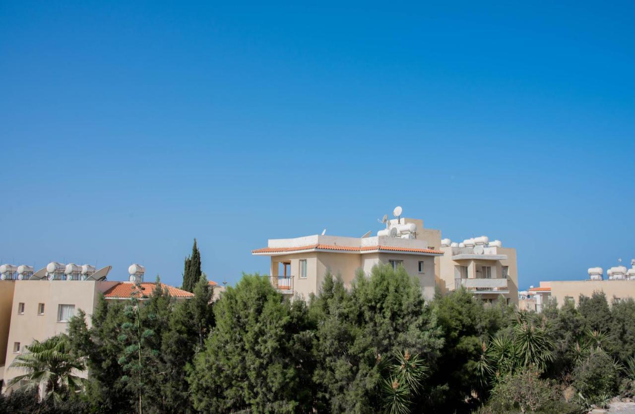 Modern Apartment Not Far From The Beach Paphos Exterior foto
