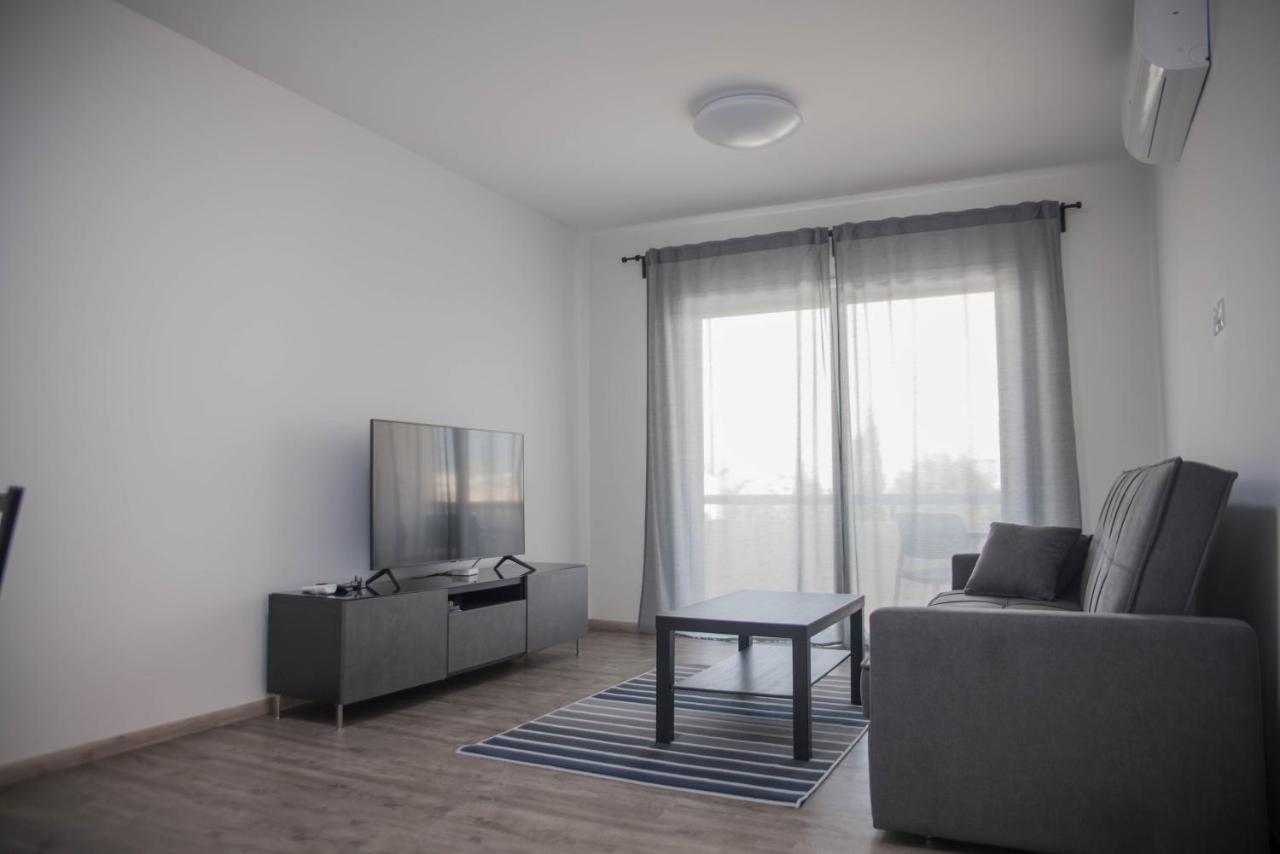 Modern Apartment Not Far From The Beach Paphos Exterior foto